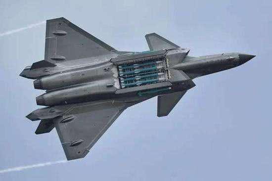 J-20 cung ten lua PL-15 se “nghien nat” F-22, F35 My: Phai chang Trung Quoc dang “tu suong“?-Hinh-2