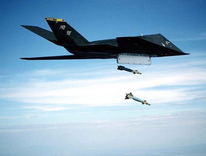 Ly do nao khien F-117 Nighthawk duoc My bi mat cho 