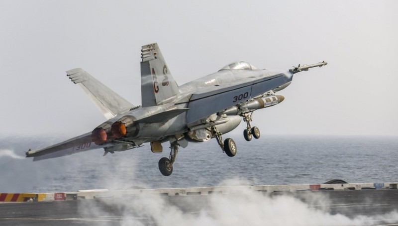 Iran suyt ban ha tiem kich ham F/A-18, Hai quan My lap tuc dan mat!-Hinh-4