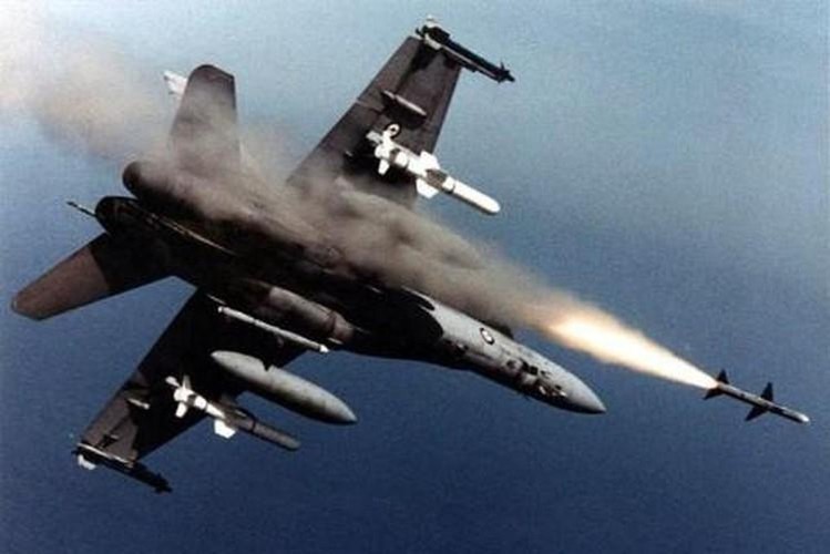 Iran suyt ban ha tiem kich ham F/A-18, Hai quan My lap tuc dan mat!-Hinh-5