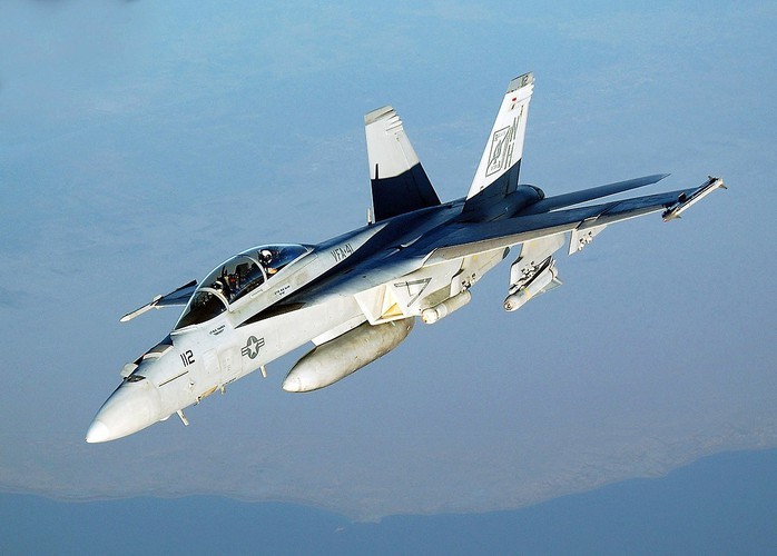 Iran suyt ban ha tiem kich ham F/A-18, Hai quan My lap tuc dan mat!