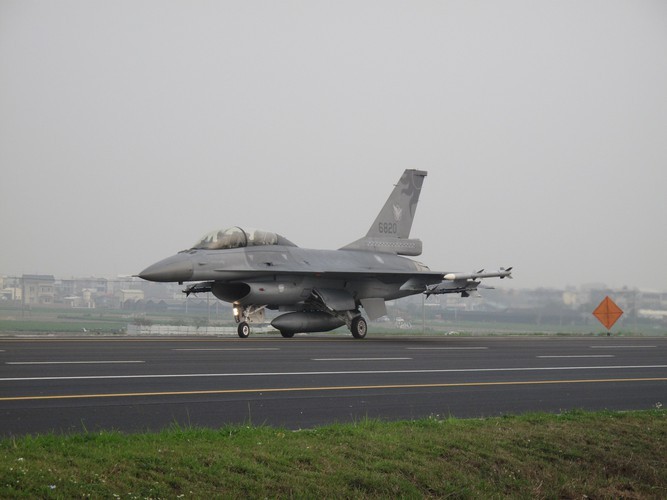 Phi doi F-16V Dai Loan bat ngo tap tran chong lai cuoc tan cong tu Trung Quoc-Hinh-6