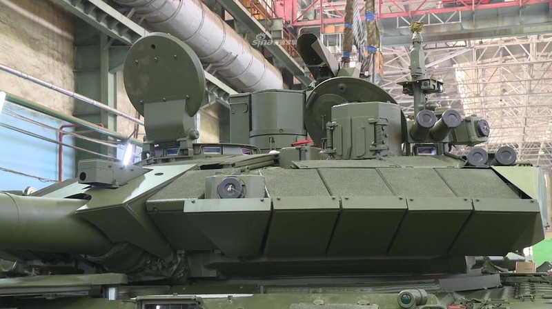 Xe tăng T-90M Proryv-3: Được trang bị những công nghệ tiên tiến, T-90M Proryv-3 đã chứng minh được sự mạnh mẽ và hiệu quả của mình trên chiến trường. Hãy đến và tìm hiểu về cách thức hoạt động của chiếc xe tăng đáng sợ này, từ bên ngoài đến cơ chế bên trong của nó.