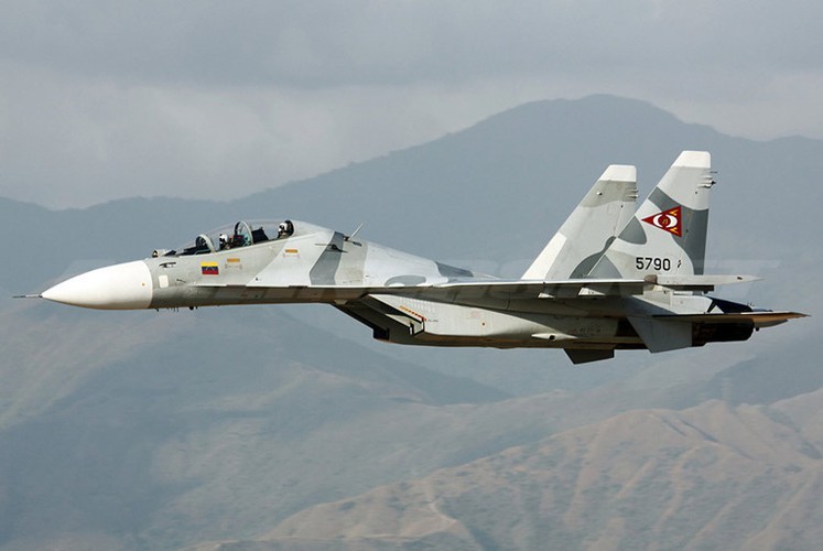 Tiem kich Su-30MK2 Venezuela mot minh danh chan hai may bay My-Hinh-14