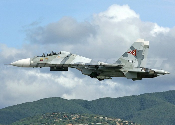 Tiem kich Su-30MK2 Venezuela mot minh danh chan hai may bay My-Hinh-8