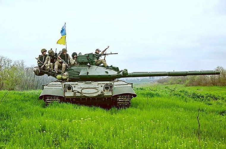 Tan dung hang thua tu Nga, Ukraine tao goi nang cap tang T-64B1M ban re khap noi-Hinh-18