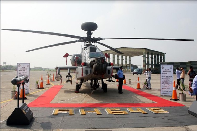 Chua kip thi uy, AH-64E Apache An Do da phai ha canh khan cap tren.. canh dong-Hinh-14