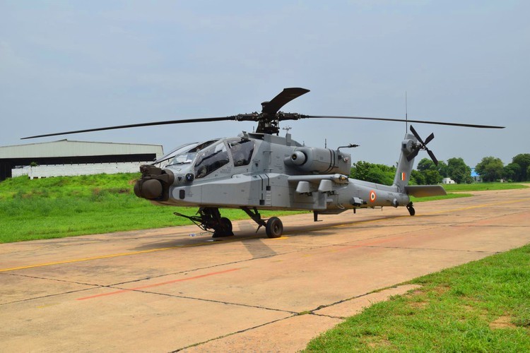 Chua kip thi uy, AH-64E Apache An Do da phai ha canh khan cap tren.. canh dong-Hinh-7