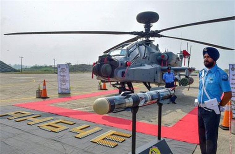 Chua kip thi uy, AH-64E Apache An Do da phai ha canh khan cap tren.. canh dong