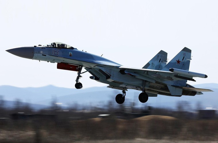 Su-35 cua Nga bay qua gan khien may bay trinh sat P-8A My loang choang-Hinh-14