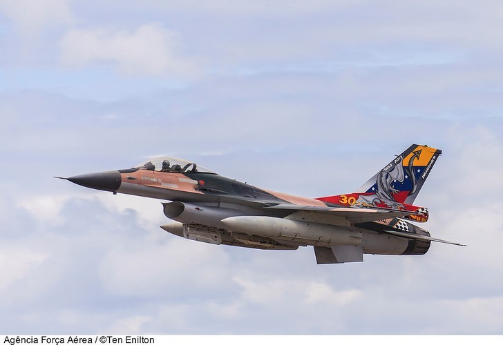 Lan dau F-16 va Su-30MK2 Venezuela phoi hop bay ho tong tau dau Iran-Hinh-7