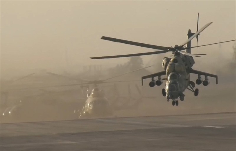 Soi truc thang Mi-24 Ai Cap mang rocket S-80 pho dien suc manh o Libya-Hinh-6