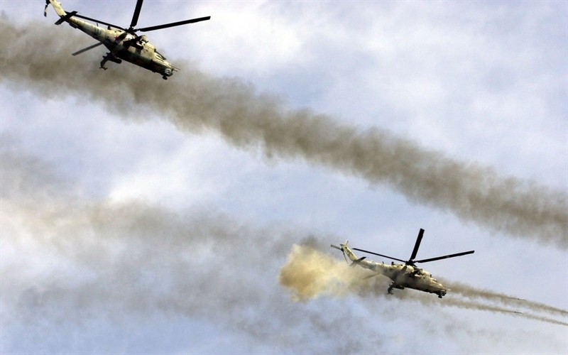 Soi truc thang Mi-24 Ai Cap mang rocket S-80 pho dien suc manh o Libya-Hinh-8
