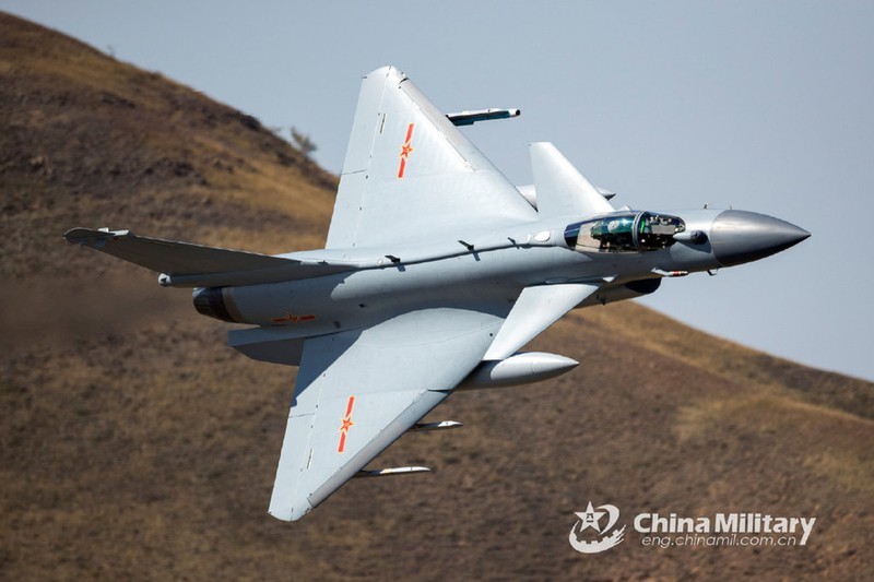 Trung Quoc: Tiem kich J-10C ap dao hoan toan 