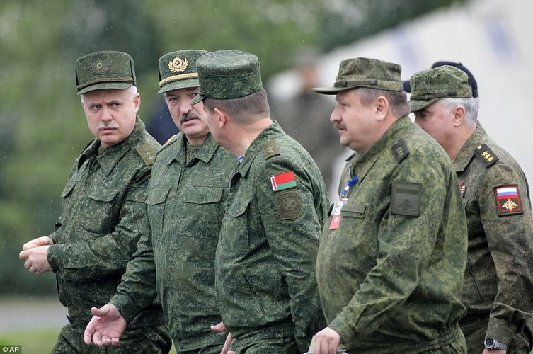 Belarus lien tuc cung cap vu khi cho Ukraine khien Nga gian 