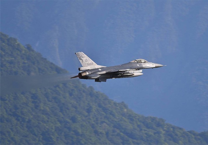 Tiem kich F-16 dao Dai Loan ao at tap nem bom da nang Mk-84-Hinh-12