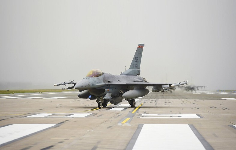 Tiem kich F-16 dao Dai Loan ao at tap nem bom da nang Mk-84-Hinh-9