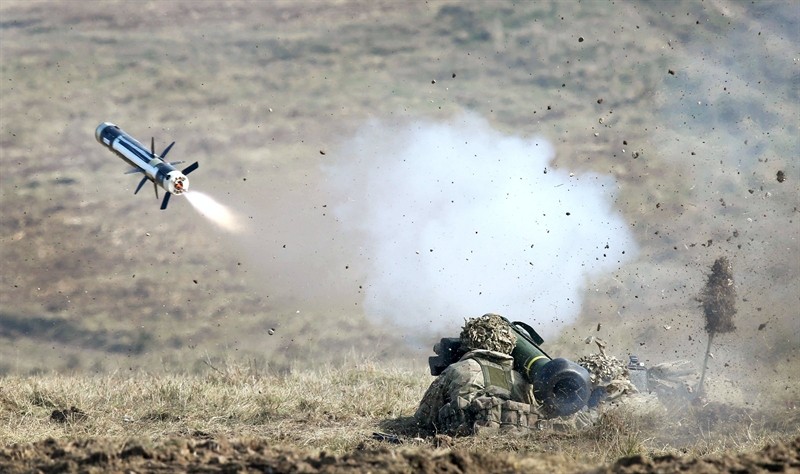Binh si Ukraine duoc phep dung Javelin tan cong xe tang Nga o Donbass-Hinh-6