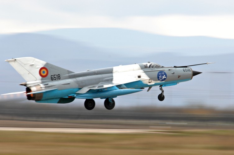 Tiem kich MiG-21 LanceR Romania vua lao len chan dau Tu-22M3 Nga-Hinh-15