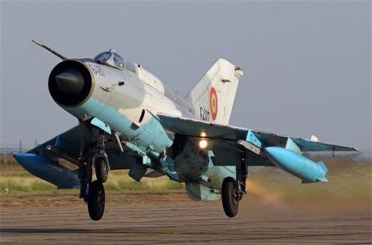 Tiem kich MiG-21 LanceR Romania vua lao len chan dau Tu-22M3 Nga-Hinh-4