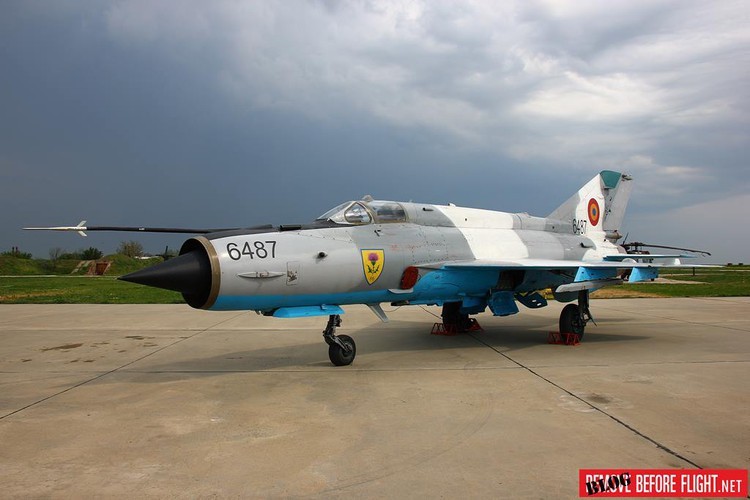 Tiem kich MiG-21 LanceR Romania vua lao len chan dau Tu-22M3 Nga-Hinh-6
