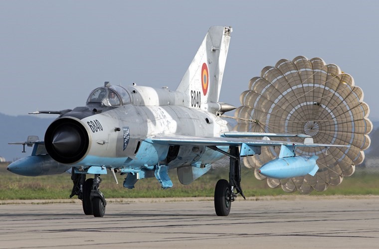Tiem kich MiG-21 LanceR Romania vua lao len chan dau Tu-22M3 Nga-Hinh-8