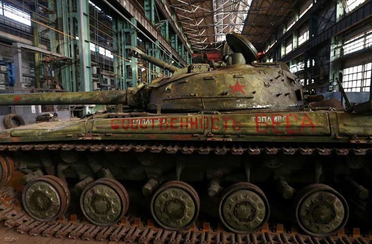 Xe tang T-64, T-72 cu nat trong xuong sua chua vu khi Quan doi Ukraine-Hinh-11