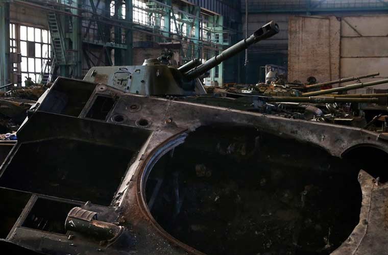 Xe tang T-64, T-72 cu nat trong xuong sua chua vu khi Quan doi Ukraine-Hinh-5