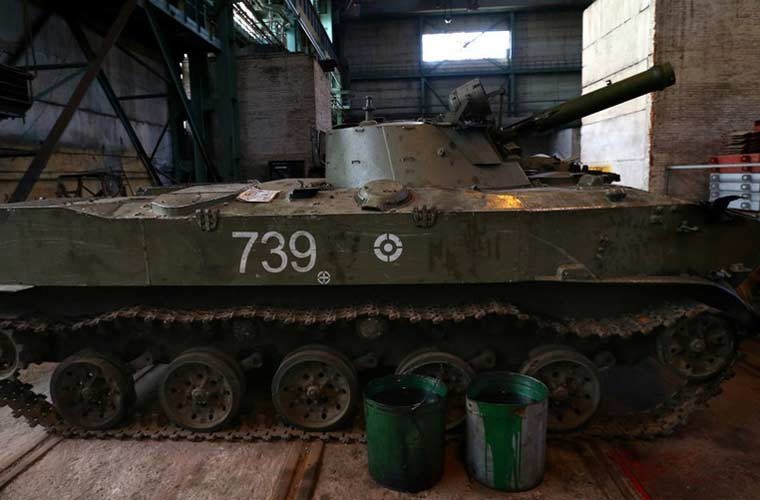 Xe tang T-64, T-72 cu nat trong xuong sua chua vu khi Quan doi Ukraine-Hinh-7