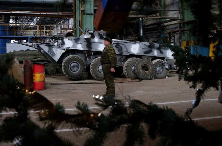 Xe tang T-64, T-72 cu nat trong xuong sua chua vu khi Quan doi Ukraine-Hinh-8