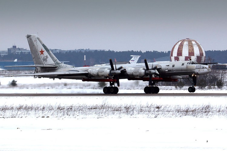 Oanh tac co Tu-95MSM mang ten lua hanh trinh cua Nga khien NATO giat minh-Hinh-2
