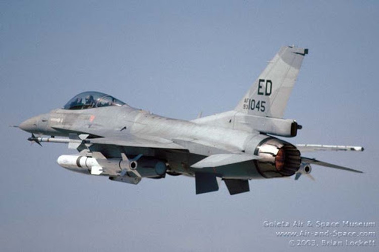 Tiem kich F-16A dao Dai Loan mang ten lua AGM-84 Harpoon duoi canh tuan tra-Hinh-5