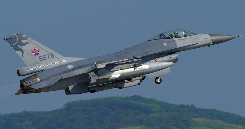 Tiem kich F-16A dao Dai Loan mang ten lua AGM-84 Harpoon duoi canh tuan tra-Hinh-8