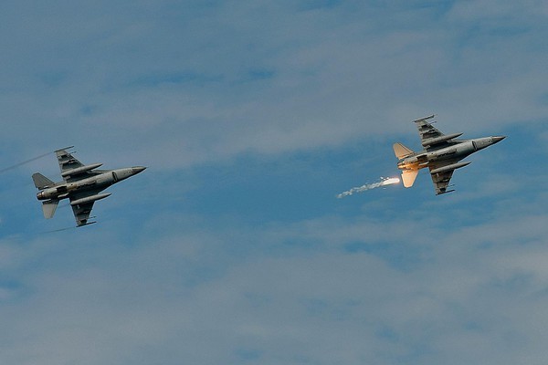 Tiem kich F-16 cua dao Dai Loan xua duoi may bay Trung Quoc-Hinh-13