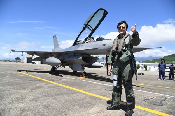 Tiem kich F-16 cua dao Dai Loan xua duoi may bay Trung Quoc-Hinh-14