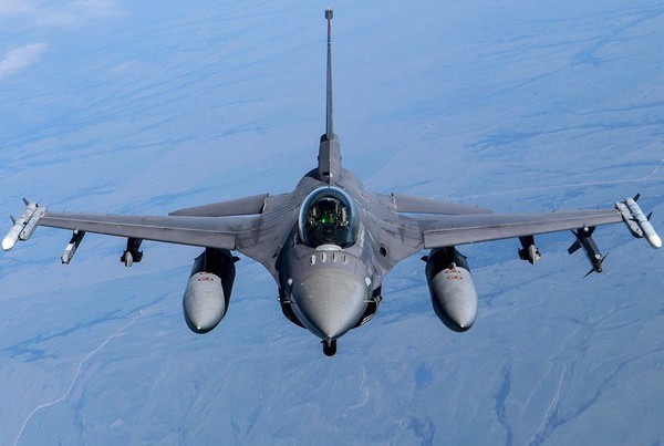 Tiem kich F-16 cua dao Dai Loan xua duoi may bay Trung Quoc-Hinh-15