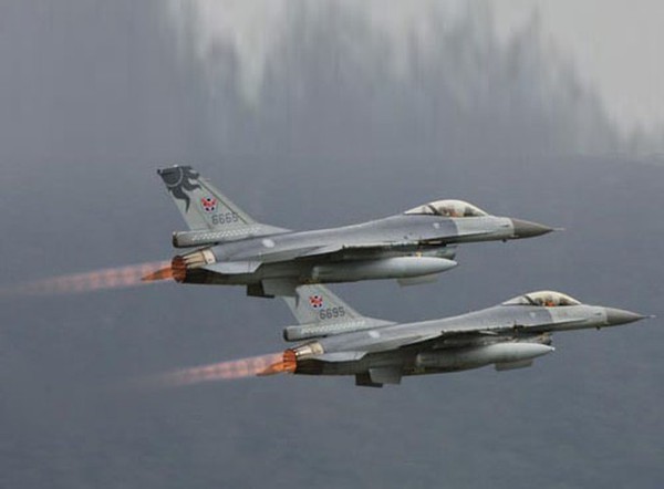 Tiem kich F-16 cua dao Dai Loan xua duoi may bay Trung Quoc-Hinh-17