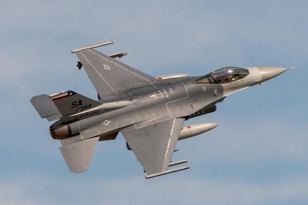 Tiem kich F-16 cua dao Dai Loan xua duoi may bay Trung Quoc-Hinh-2