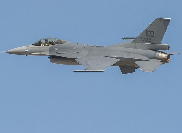 Tiem kich F-16 cua dao Dai Loan xua duoi may bay Trung Quoc-Hinh-3