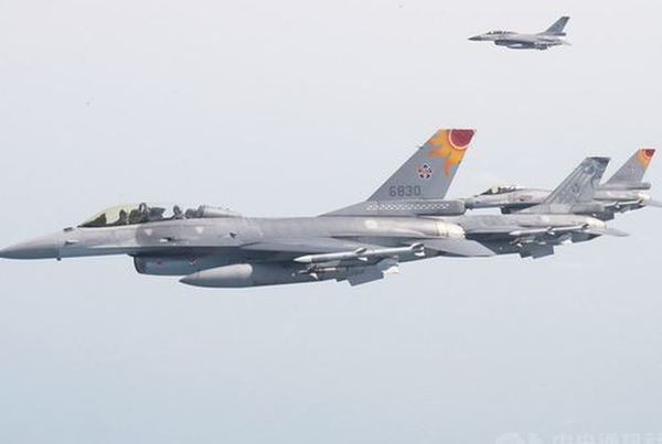 Tiem kich F-16 cua dao Dai Loan xua duoi may bay Trung Quoc-Hinh-4