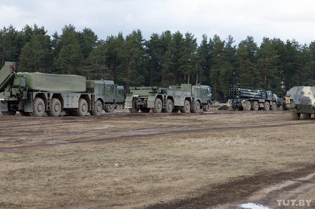 Belarus chuyen hang loat vu khi hang nang den tuyen bien gioi sat NATO-Hinh-4