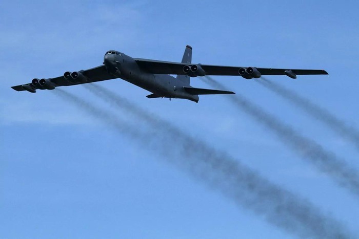 B-52 My thoai mai ra vao khong phan Ukraine, Nga nong mat-Hinh-11