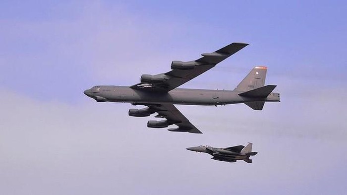 B-52 My thoai mai ra vao khong phan Ukraine, Nga nong mat-Hinh-15