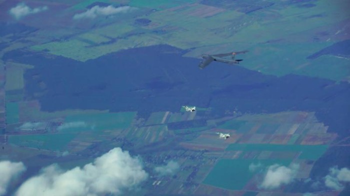 B-52 My thoai mai ra vao khong phan Ukraine, Nga nong mat-Hinh-5