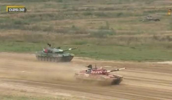 Xe tang Type-96B Trung Quoc bi mo xe sau khi thua T-72B3 Nga sat nut
