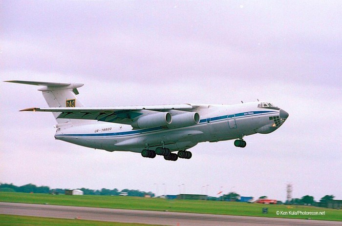 Nhieu nuoc them muon, Ukraine lai ban dau gia may bay van tai Il-76-Hinh-10