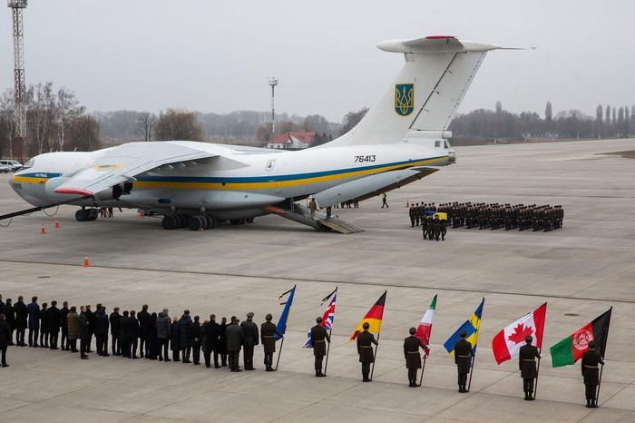 Nhieu nuoc them muon, Ukraine lai ban dau gia may bay van tai Il-76-Hinh-12