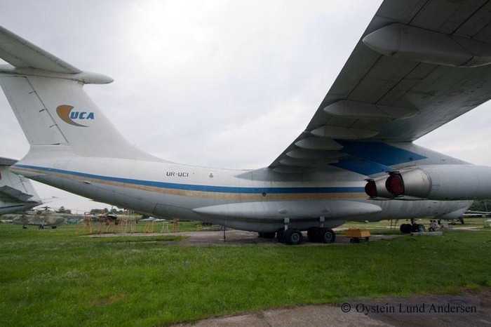 Nhieu nuoc them muon, Ukraine lai ban dau gia may bay van tai Il-76-Hinh-13
