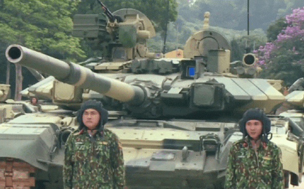 Tuong dai xe tang T-90 o Lu doan 201 khien bao Nga thich thu-Hinh-6