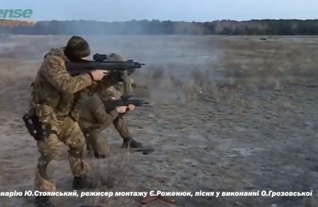 Quan doi Ukraine trang bi sung truong Malyuk thay the AK-47 huyen thoai-Hinh-2